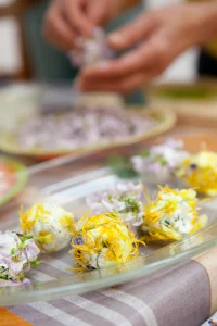 boules de fleurs réalisées en cuisine sauvage avec association eveiller sa nature