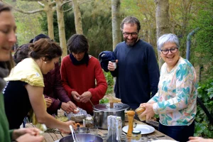 Groupe en pleine préparation du repas avec atelier cuisine sauvage à Ayherre