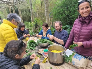 Groupe mixte préparation du repas cueillette sauvage